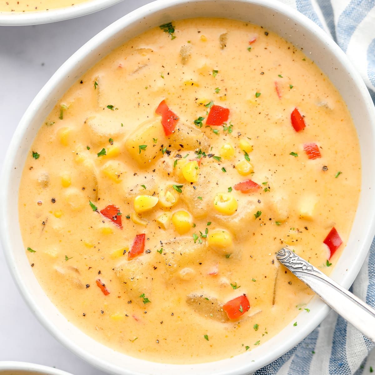 Hideg kukorica-chowder és za'ataros-padlizsános tésztasaláta vegán „feta”krémmel